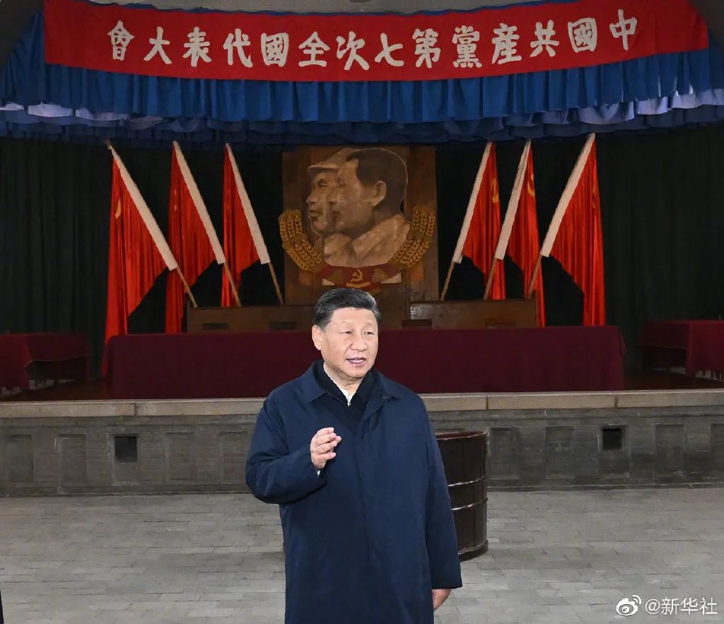 習(xí)近平帶領(lǐng)中共中央政治局常委赴陜西延安瞻仰延安革命紀念地